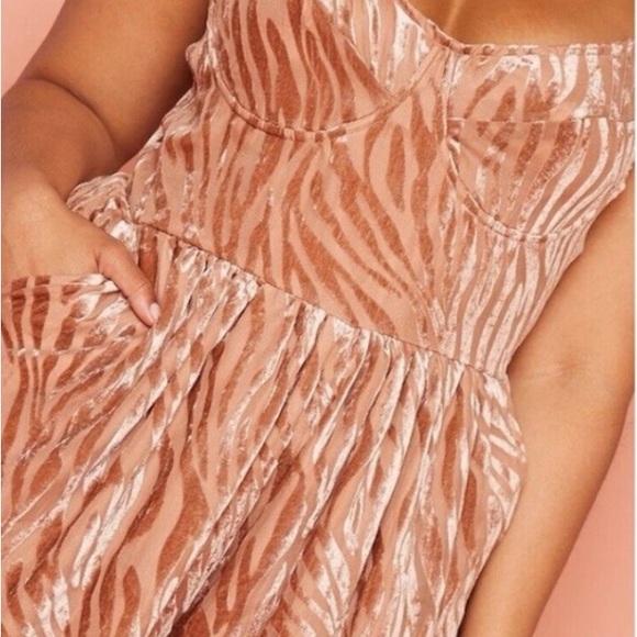 PrettyLittleThing White Jumpsuit with Sweetheart Neckline and Wide-Leg Pants - Picture 5 of 8